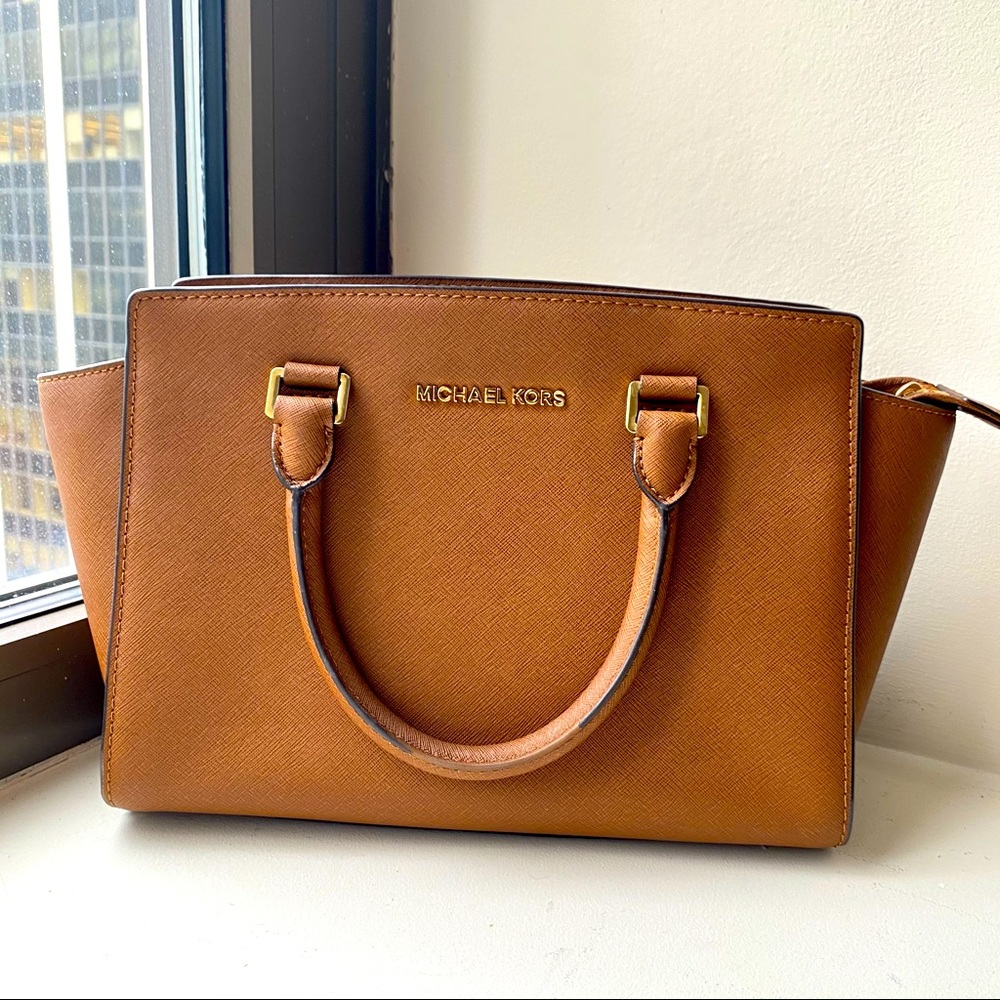 MICHAEL KORS Medium Selma Bag in Tan